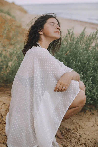 Sensuele Boho Meisje Witte Zomer Jurk Zittend Het Strand Tussen — Stockfoto