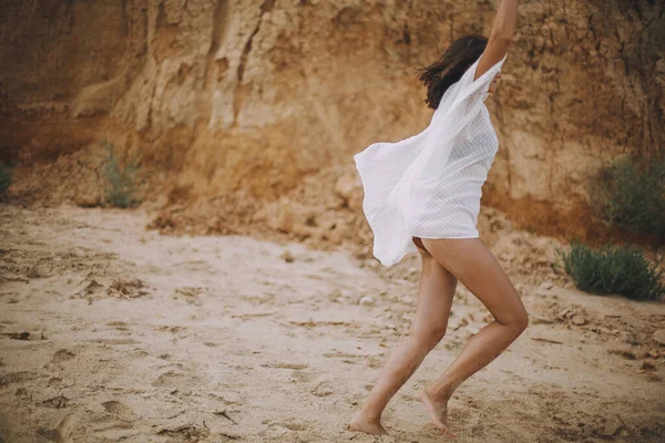 Menina Boho Alegre Vestido Verão Branco Andando Praia Jovem Despreocupada — Fotografia de Stock