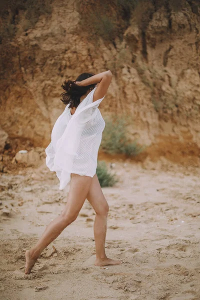 Chica Boho Despreocupada Vestido Verano Blanco Caminando Por Playa Feliz — Foto de Stock