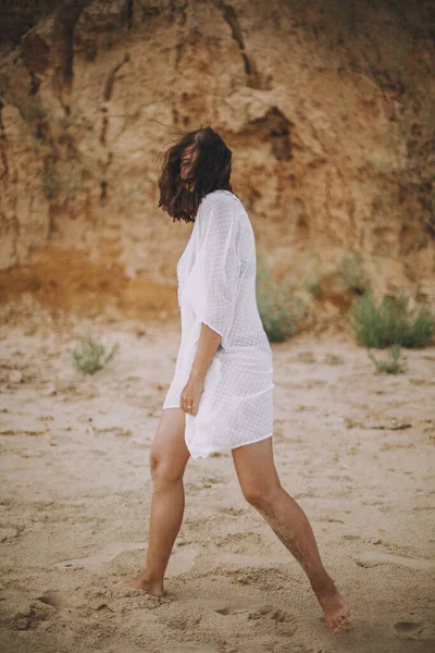 Chica Boho Alegre Vestido Verano Blanco Caminando Por Playa Mujer — Foto de Stock