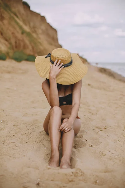 Stilvolles Braungebranntes Mädchen Mit Hut Strand Sitzend Modische Junge Frau — Stockfoto