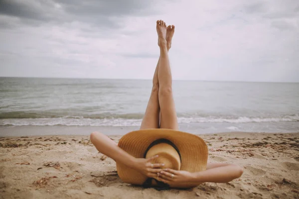 Mädchen Mit Hut Liegt Mit Erhobenen Beinen Strand Modische Junge — Stockfoto