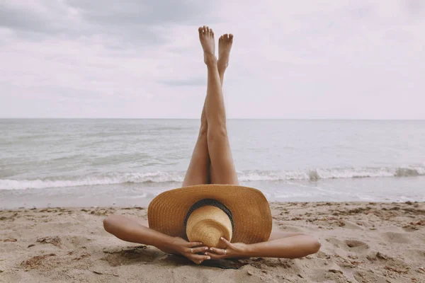 Sommerurlaub Und Reisen Mädchen Mit Hut Liegt Mit Erhobenen Beinen — Stockfoto