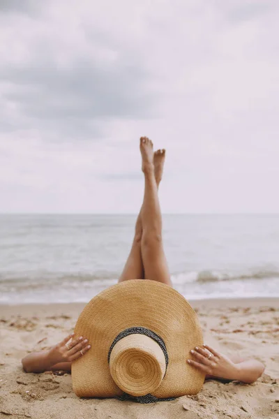 Sommerurlaub Und Reisen Mädchen Mit Hut Liegt Mit Erhobenen Beinen — Stockfoto