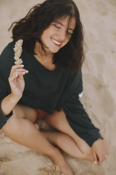 Menina Hipster Despreocupado Com Cabelo Ventoso Sentado Sorrindo Praia Areia — Fotografia de Stock