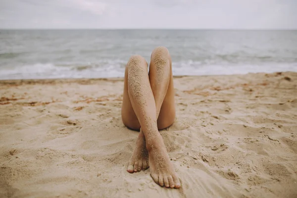 Gebräunte Beine Eines Mädchens Strand Mit Sand Auf Glatter Haut — Stockfoto