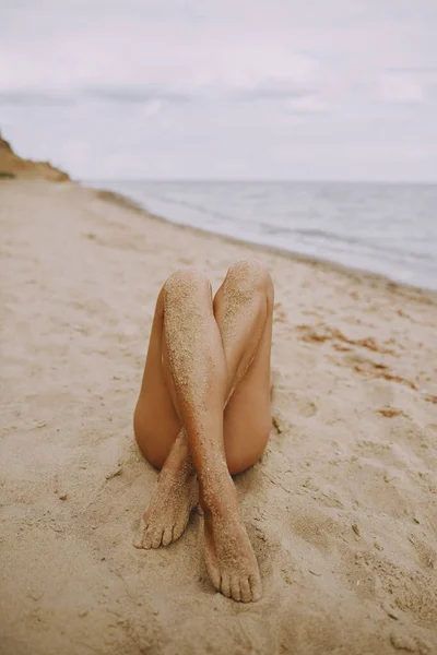 Gebräunte Beine Eines Mädchens Strand Mit Sand Auf Glatter Haut — Stockfoto