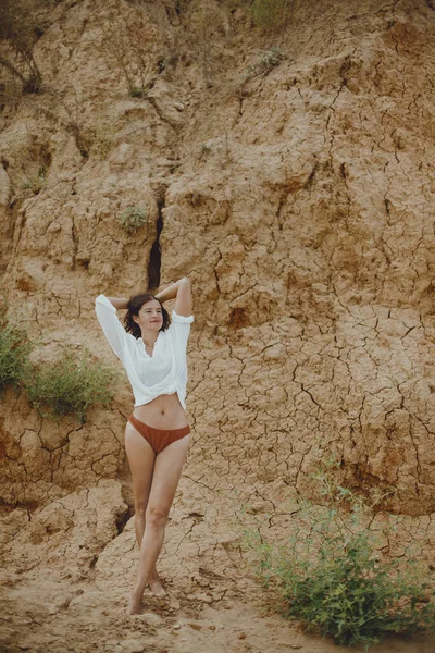 Menina Boho Elegante Camisa Branca Posando Praia Penhasco Arenoso Jovem — Fotografia de Stock