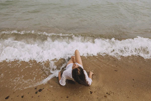 Junge Frau Nassen Weißen Hemd Liegt Strand Plätschernden Wellen Ansicht — Stockfoto