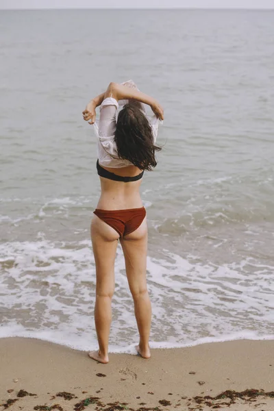 Glückliche Junge Frau Die Strand Ihr Nassweißes Hemd Auszieht Rückansicht — Stockfoto