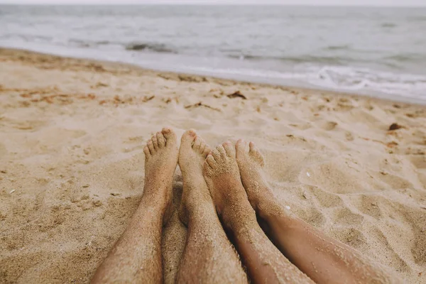 Pärchenbeine Sand Hautnah Sonnigen Strand Verliebte Paare Entspannen Gemeinsam Sandigen — Stockfoto