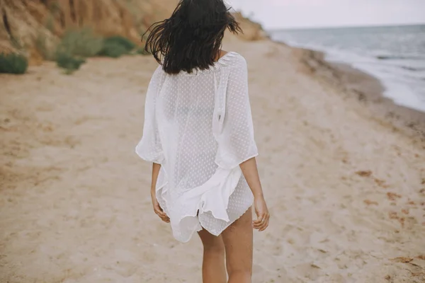 Unbekümmertes Boho Mädchen Weißen Sommerkleid Strand Glückliche Junge Frau Entspannt — Stockfoto