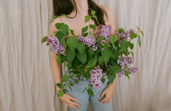Hipster Girl Posing Lilac Branches Growing Denim Jeans Rustic Background — Stock Photo, Image