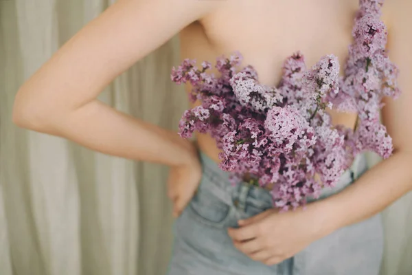 Flores Lila Florecientes Que Cubren Parte Superior Del Cuerpo Mujer — Foto de Stock