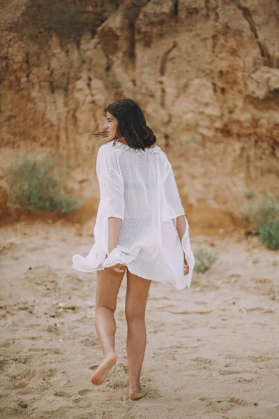 Yazlık Beyaz Elbiseli Plajda Yürüyen Kaygısız Bir Kız Deniz Kıyısında — Stok fotoğraf