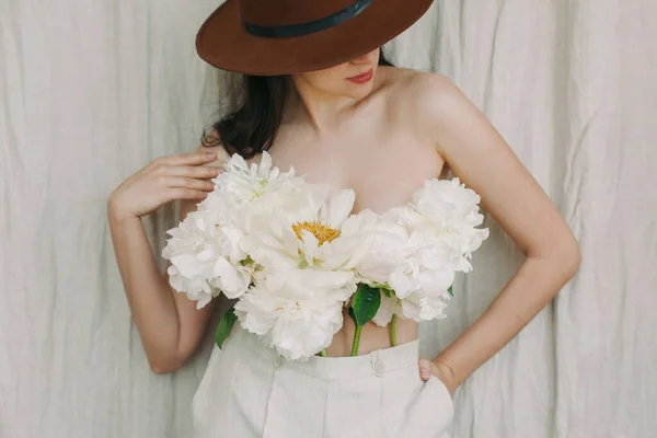 Gömlek Yerine Şakayık Buketli Güzel Bir Kadının Şehvetli Görüntüsü Parfüm — Stok fotoğraf