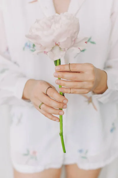 Chica Con Estilo Camisa Floral Blanca Suavemente Celebración Flor Peonía —  Fotos de Stock