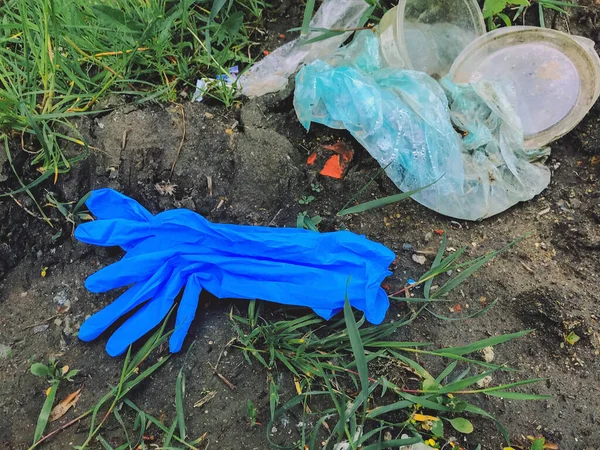 Sarung Tangan Medis Sekali Pakai Tanah Dengan Sampah Plastik Sekali — Stok Foto