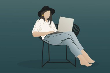 Kaliteli hippi kız dizüstü bilgisayar kullanıyor ve sandalyede oturuyor. Düz biçimde modern el çizimi vektörü. Uzaktan kumanda. Online eğitim. Arkadaşlarla sohbet etmek veya internetten alışveriş yapmak. Bağımsız