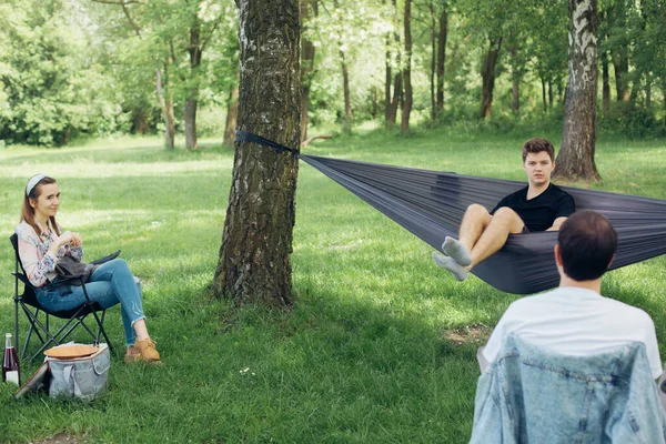 Social Distancing Small Group People Enjoying Conversation Picnic Social Distance — Stock Photo, Image