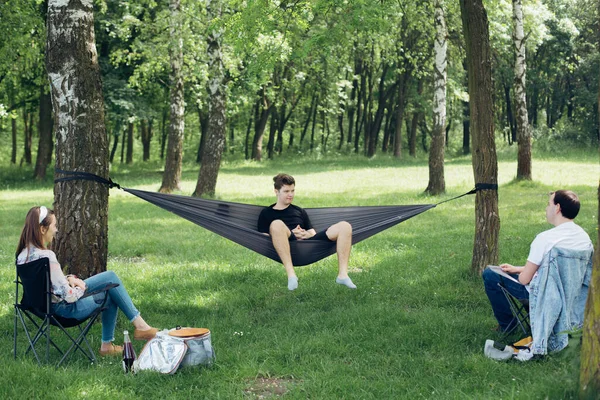 Social Distancing Small Group People Enjoying Picnic Time Accordance Social — Stock Photo, Image