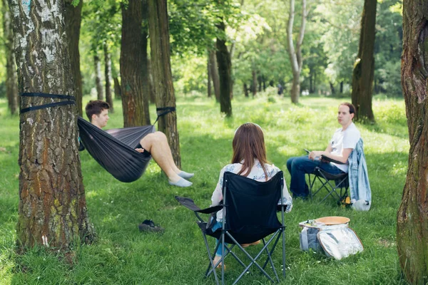Social Distancing Small Group People Enjoying Picnic Time Accordance Social — Stock Photo, Image