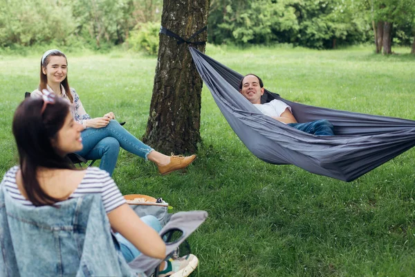 Distanze Sociali Piccolo Gruppo Persone Che Godono Conversazione Picnic Con — Foto Stock