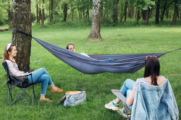 Small Group People Enjoying Conversation Picnic Social Distance Summer Park — ストック写真