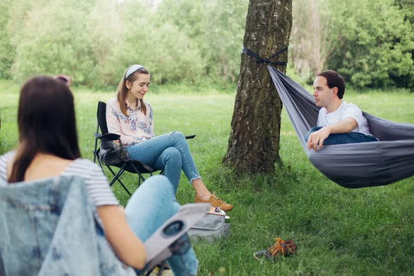 Small Group People Enjoying Conversation Picnic Social Distance Summer Park — Stock fotografie