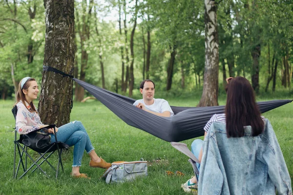 Small Group People Enjoying Conversation Picnic Social Distance Summer Park — Stock Photo, Image
