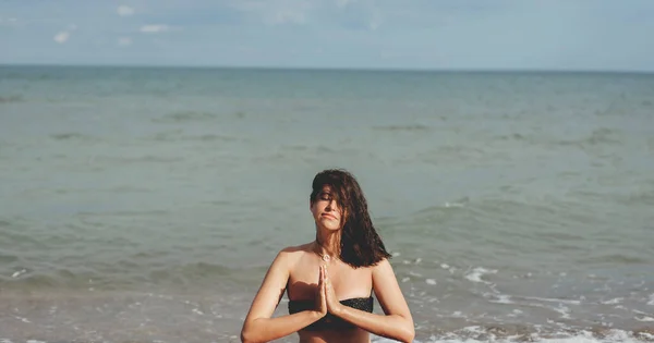 Молодая Красивая Женщина Практикует Йогу Пляже Сидит Песке Медитирует Концепция — стоковое фото