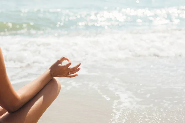 Yoga Und Meditation Strand Meer Nahaufnahme Einer Frau Lotusposition Vor — Stockfoto