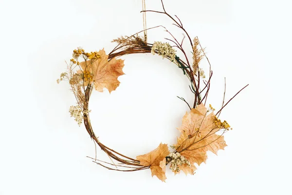 Simple Autumn Wreath Hanging White Wall Modern Rustic Autumn Wreath — Stock Photo, Image