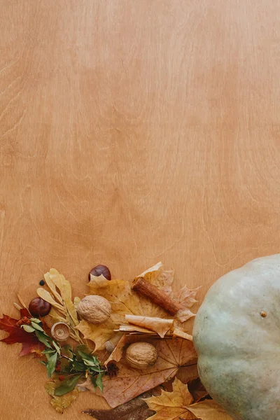 Stijlvolle Pompoen Herfstbladeren Walnoten Kastanjes Eikels Rustieke Houten Tafel Vlak — Stockfoto