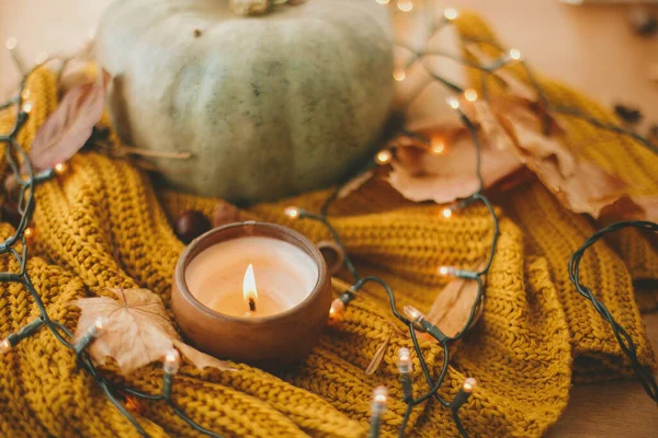 Zucche Foglie Autunnali Candele Luci Calde Noci Maglione Giallo Lavorato — Foto Stock