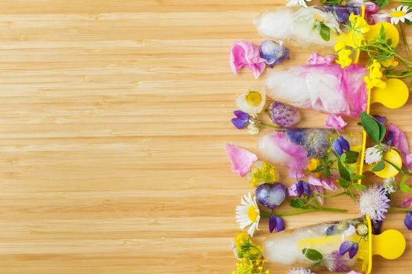 Çiçekli Buzlu Şeker Yazlık Taze Çiçekler Eriyen Buz Kalplerinde Renkli — Stok fotoğraf