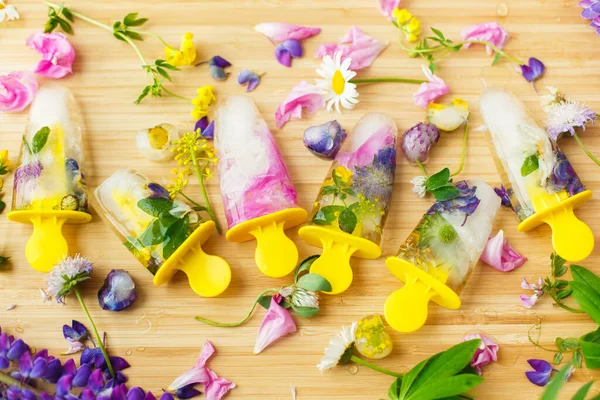 Kleurrijke Wilde Bloemen Bevroren Ijslolly Ijsblokjes Verse Zomerbloemen Houten Ondergrond — Stockfoto