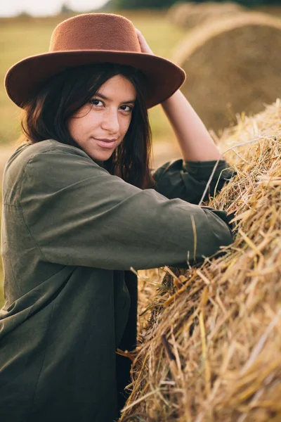 Stylish Girl Posing Hay Bale Summer Field Sunset Portrait Young — Stock Photo, Image