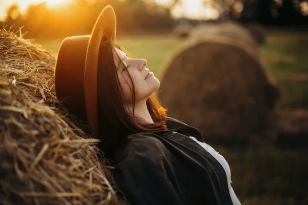 Stilvolle Mädchen Entspannen Auf Heuballen Sommerfeld Bei Sonnenuntergang Porträt Einer — Stockfoto