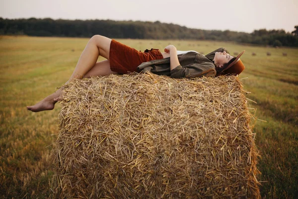 Stylish Girl Relaxing Hay Bale Summer Field Sunset Young Woman — Stock Photo, Image