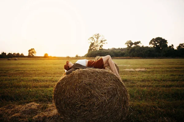 Stylish Girl Relaxing Hay Bale Summer Field Sunset Young Woman — Stock Photo, Image