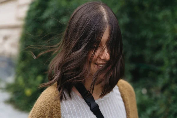 Glückliches Stylisches Hipster Mädchen Das Mit Windigen Lockigen Haaren Der — Stockfoto