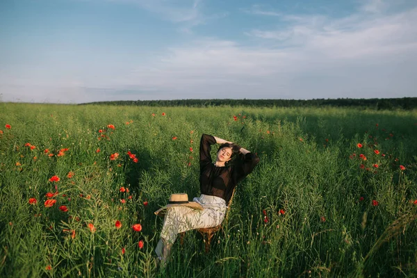 Stilvolle Elegante Mädchen Sitzen Auf Rustikalen Stuhl Sommer Wiese Mit — Stockfoto