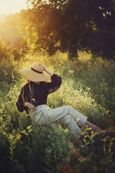 Stilvolle Elegante Mädchen Mit Strohhut Sitzen Auf Rustikalen Stuhl Sonnenuntergang — Stockfoto