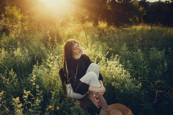 Şık Bir Kadın Yaz Kırsalında Dinleniyor Yazın Gün Batımı Işığında — Stok fotoğraf