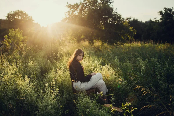 Femme Mode Détendre Dans Campagne Estivale Élégante Fille Élégante Assise — Photo