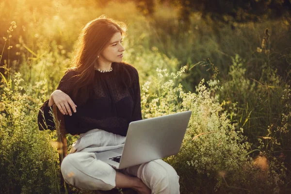 Nytt Kontorskoncept Fashionabel Elegant Flicka Som Arbetar Laptop Och Sitter — Stockfoto