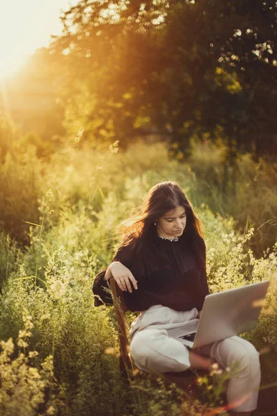 Модная Элегантная Девушка Работающая Ноутбуке Сидящая Шезлонге Теплом Солнечном Свете — стоковое фото
