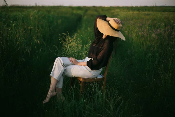 Uma Vida Lenta Menina Elegante Elegante Chapéu Palha Sentado Cadeira — Fotografia de Stock
