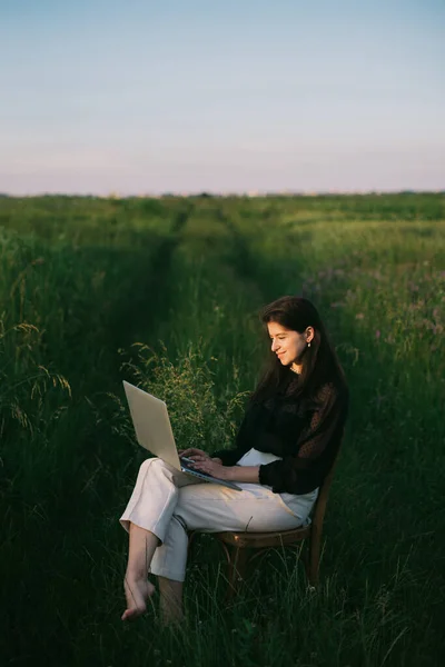 Young Business Woman Working Online Freelance Remote Work Outdoors Creative — Stock Photo, Image